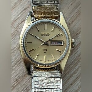 Seiko SQ Vintage Ladies Watch Gold-Tone Case, Dial, Hands, Stretch Bracelet Date